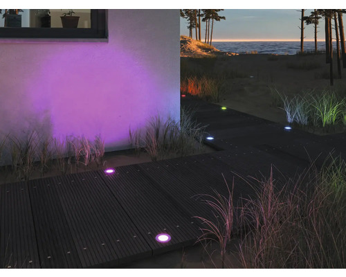 Terrasse mit farbiger Bodeneinbauleuchte, Außenbereich bei Nacht