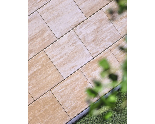 Verlegung von rechteckigen Pflastersteinen im Außenbereich