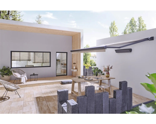 Terrasse mit Markise, Tisch, Stühlen und Pflastersteinen