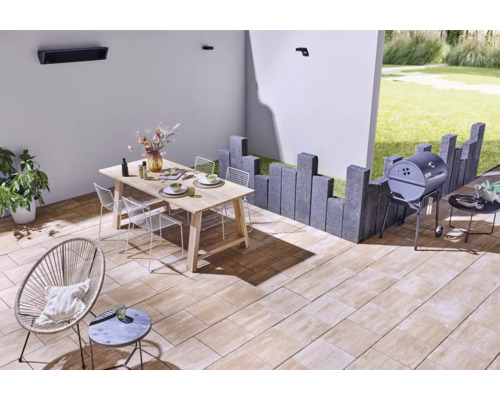 Gestalteter Außenbereich mit Esstisch, Grillplatz und Sitzgelegenheit auf Terrassenplatten