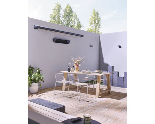 Terrasse mit Heizstrahler, Tisch und Stühlen im Außenbereich