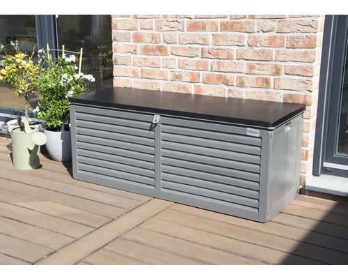 Gartentruhe aus Kunststoff auf einer Holzterrasse