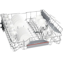 Geschirrspülerkorb mit Geschirr