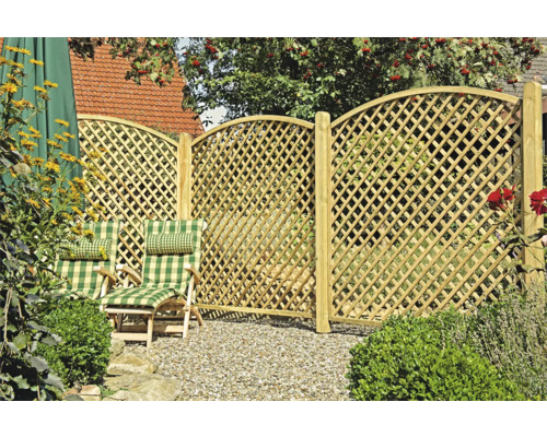 Holzzaun mit Rankgitter und Gartenmöbeln