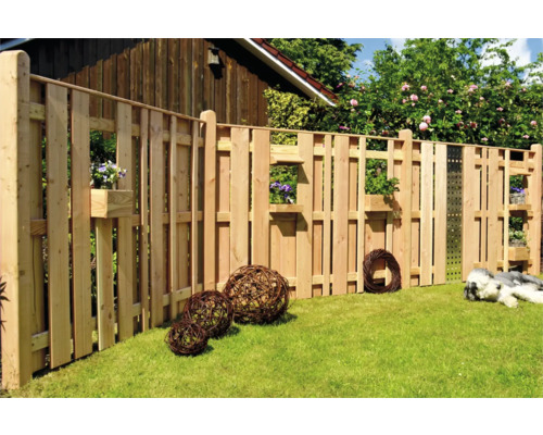 Holzzaun mit integrierten Blumenkästen und dekorativen Elementen im Garten