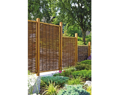 Gartenszene mit Sichtschutzzaun aus Holz und Weide