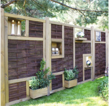 Dekorativer Gartenzaun aus Holz und Weide mit integrierten Regalen und Pflanzkästen
