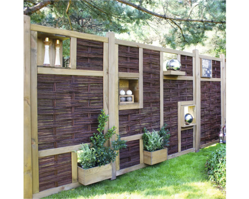 Dekorativer Gartenzaun aus Holz und Weide mit integrierten Regalen und Pflanzkästen