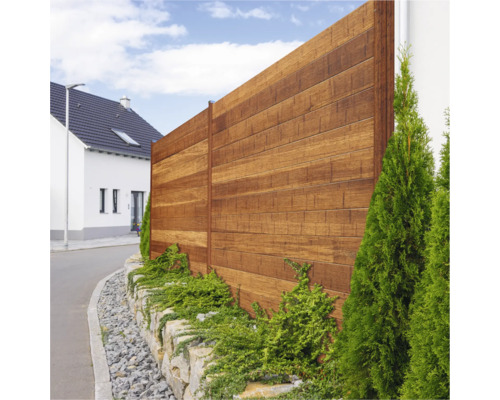 Holzzaun im Garten mit dekorativen Pflanzen