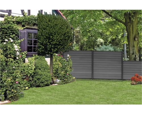 Garten mit Rasenfläche, Pflanzen und einem grauen Sichtschutzzaun