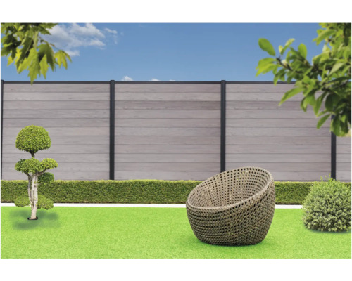 Garten mit Weidenzaun und Flechtmöbeln