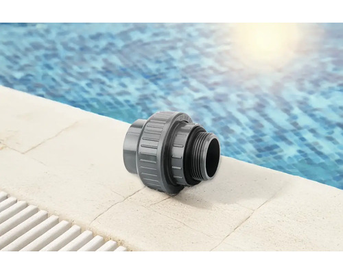 Graue Poolverschraubung aus Kunststoff am Beckenrand