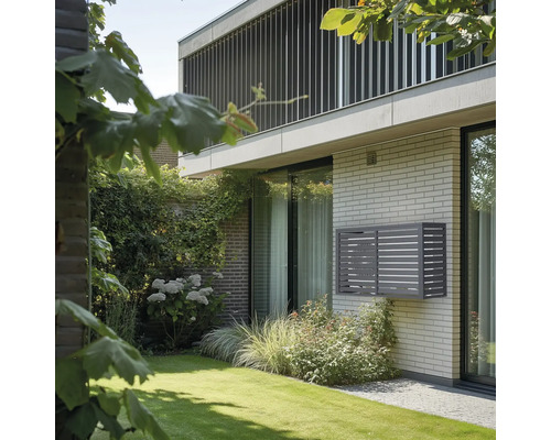 Außenansicht eines Hauses mit Klimaanlagenverkleidung im Gartenbereich
