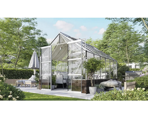 Gewächshaus im Garten mit Möbeln und Grill