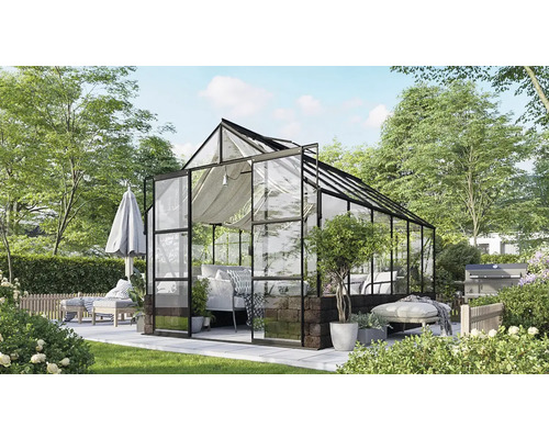 Gewächshaus mit Sitzbereich im Garten