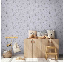 Kinderzimmer mit Tapete mit Heißluftballonmuster, Holzschrank und Spielzeugdekoration