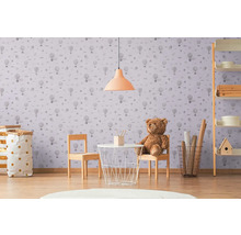 Kinderzimmer mit Tapete mit Heißluftballons, Kindermöbeln und Dekoration