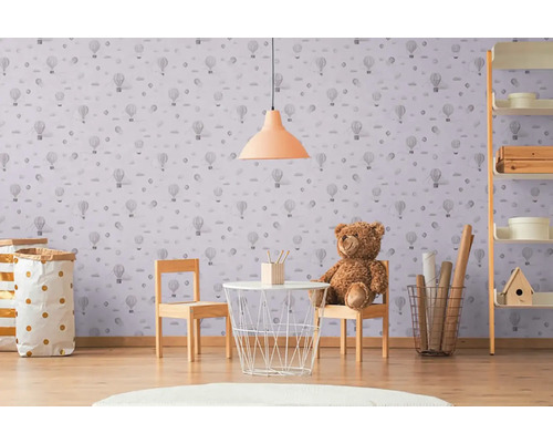 Kinderzimmer mit Tapete mit Heißluftballons, Kindermöbeln und Dekoration