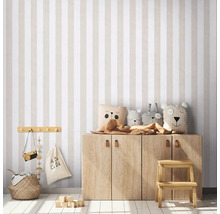 Kinderzimmer mit gestreifter Tapete, Holzkommode und Stofftieren