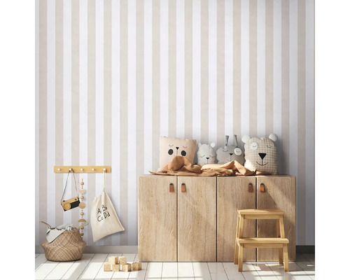 Kinderzimmer mit gestreifter Tapete, Holzkommode und Stofftieren