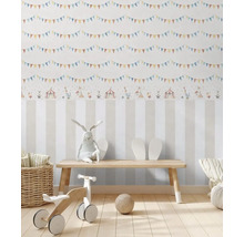 Kinderzimmer mit Tapete mit Zirkusmotiv, Holzboden und Spielzeug