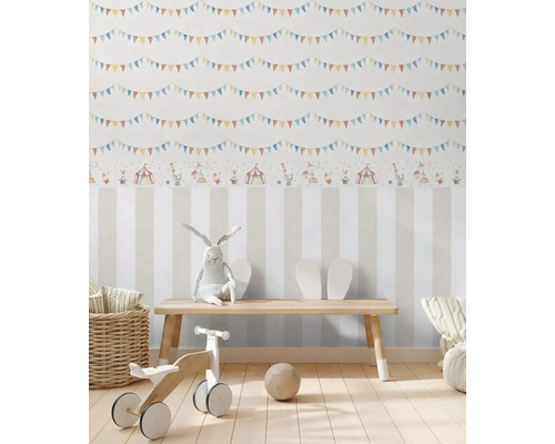 Kinderzimmer mit Tapete mit Zirkusmotiv, Holzboden und Spielzeug