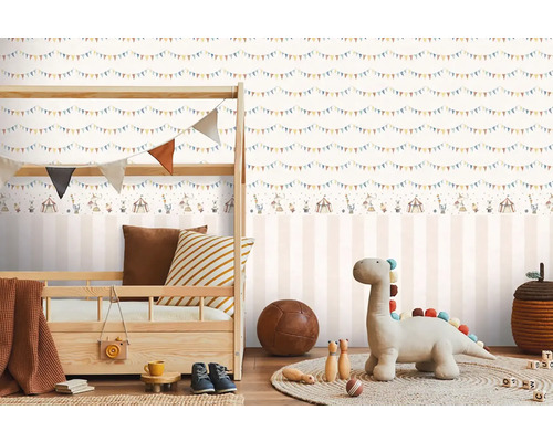 Kinderzimmer mit Kinderbett und gestreifter Tapete mit Zirkusmotiv