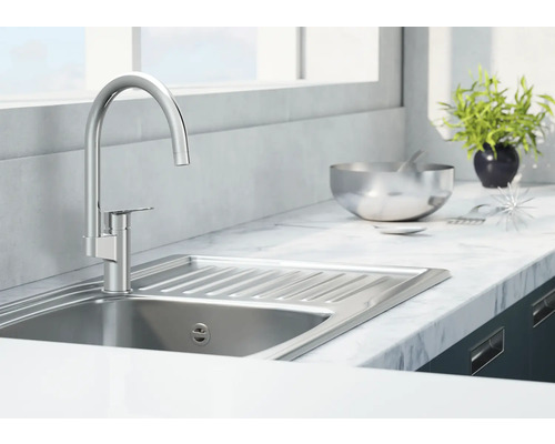 Edelstahlspüle mit Armatur in einer hellen Küche.