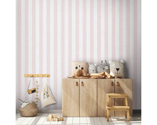 Kinderzimmer mit gestreifter Tapete, Holzschrank, Dekorationen und Spielzeug