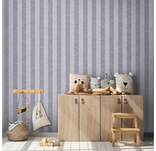 Kinderzimmer mit gestreifter Tapete, Holzkommode und Spielzeug