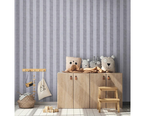 Kinderzimmer mit gestreifter Tapete, Holzkommode und Spielzeug