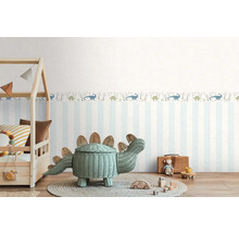Kinderzimmer mit gestreifter Tapete, Dinosaurierbordüre und Dinosaurierkorb