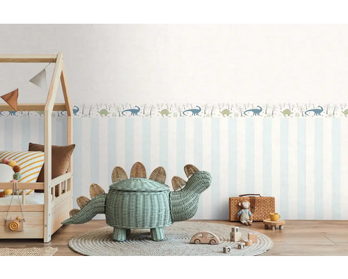 Kinderzimmer mit gestreifter Tapete, Dinosaurierbordüre und Dinosaurierkorb