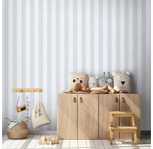 Kinderzimmer mit gestreifter Tapete, Holzschrank und Dekorationsartikeln