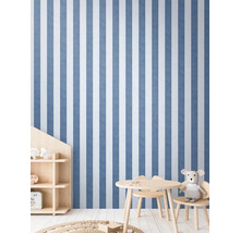Kinderzimmer mit gestreifter Tapete, Kindertisch und Regal.
