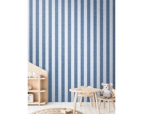 Kinderzimmer mit gestreifter Tapete, Kindertisch und Regal.