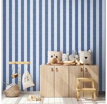 Kinderzimmer mit gestreifter Tapete, Holzkommode und Spielsachen.