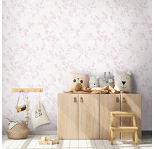 Kinderzimmer mit floral gemusterter Tapete, Holzkommode und Spielzeugdekoration.