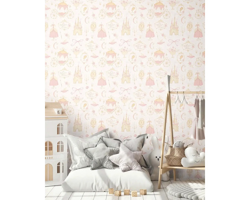 Mädchenzimmer mit Tapete mit Schloss-, Kutschen- und Kleidermotiven sowie Spielzeugen und Puppenhaus