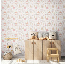 Kinderzimmer mit Tapete, auf der Schlösser und Kutschen abgebildet sind, ergänzt durch eine Holzkommode und dekorative Kissen.
