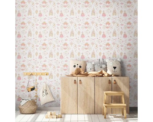 Kinderzimmer mit Tapete, auf der Schlösser und Kutschen abgebildet sind, ergänzt durch eine Holzkommode und dekorative Kissen.