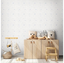 Kinderzimmer mit hellgemusterter Tapete, Holzschrank und Dekorationen.