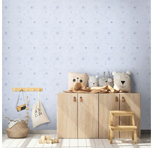 Kinderzimmer mit blau gemusterter Tapete, Holzschrank, Spielsachen und Dekorationen