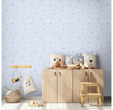 Kinderzimmer mit blauer Delfin Tapete, Holzkommode und Stofftieren.