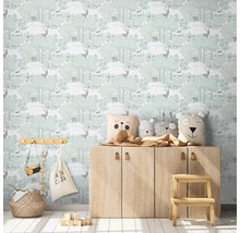 Kinderzimmer mit Waldtiermuster-Tapete, Holzkommode und Dekoration