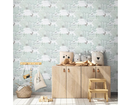 Kinderzimmer mit Waldtiermuster-Tapete, Holzkommode und Dekoration