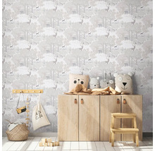 Kinderzimmer mit Tapete mit Waldmotiven, Holzschrank und Dekorationen