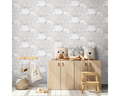 Kinderzimmer mit Tapete mit Waldmotiven, Holzschrank und Dekorationen