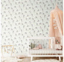 Kinderzimmer mit Koala Tapete, Babybett und Spielbogen