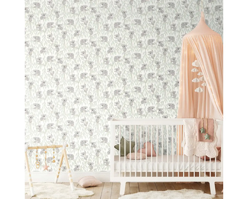 Kinderzimmer mit Koala Tapete, Babybett und Spielbogen